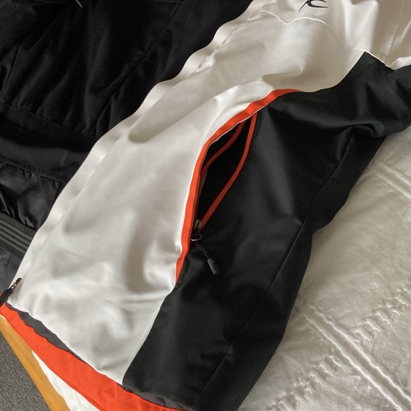 Kjus women’s ski jacket. Gorgeous, classic white with black & orange detailing. - Picture 8 of 9